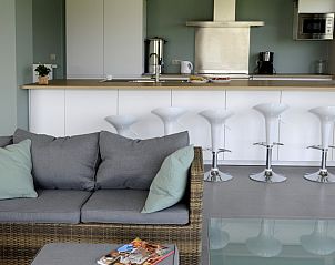 Moderne keuken met barstoelen in 't Amusement vakantiehuis, Ieper.