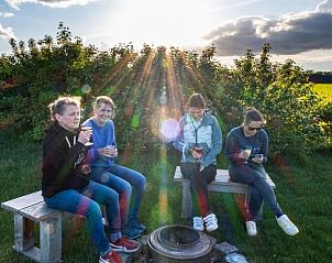 Buiten genieten van de zonsondergang bij 't Amusement, Ieper.