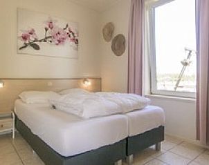 Slaapkamer met tweepersoonsbed in vakantiehuis uitzicht ,'t Eylandt op Texel.