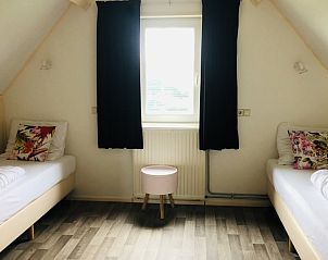 Twee eenpersoonsbedden in gezellige slaapkamer van vakantiehuis uitzicht ,'t Eylandt.