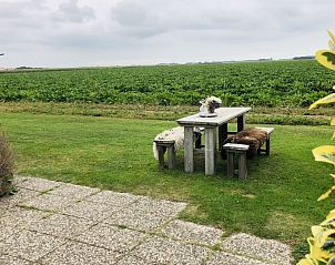 Picknicktafel in de tuin van vakantiehuis uitzicht ,'t Eylandt in polder Eierland Texel.