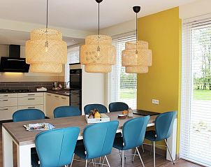 Eethoek met hanglampen in 6-8 pers.Wellness Landhuis in De Koog, Texel, vakantiehuis met veel lichtinval.