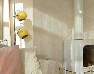 Stijlvolle open haard in Zilt aan Zee | Vakantiehuis Texel, De Koog, met comfortabele bank.