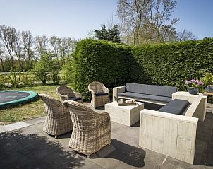 Buitenruimte met zitgedeelte bij Stolp Nieuw Bornrif, familiehuis op Texel, perfect voor ontspanning.