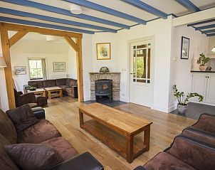 Ruime woonkamer in Stolp Nieuw Bornrif, familiehuis in De Koog, Texel, met gezellige zithoek.