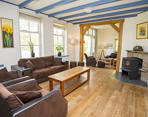 Lichte woonkamer van Stolp Nieuw Bornrif, familiehuis op Texel, met comfortabele zitplaatsen.