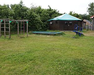 Speelterrein bij Groepsaccommodatie Nieuw Bornrif, De Koog, Texel met klimrek en trampoline.