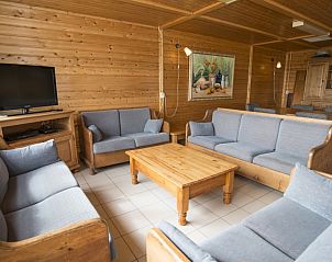 Comfortabele zithoek in Groepsaccommodatie Nieuw Bornrif, De Koog, Texel met houten interieur.