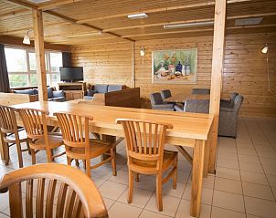 Ruime eetkamer in Groepsaccommodatie Nieuw Bornrif, De Koog, Texel met houten meubilair.