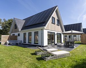 Moderne villa op Vakantiepark So What, Texel met zonne-energie en comfortabele buitenruimte.