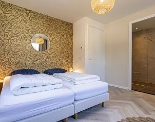 Stijlvolle slaapkamer met ensuite badkamer in Vakantiepark So What, Villa 8 Pers. op Texel.