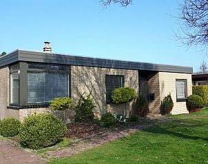 Charmant vakantiehuis Orchismient 55 in De Koog, Texel omgeven door groene natuur.