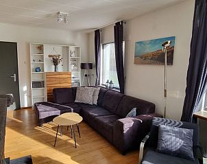 Gezellige woonkamer in Orchismient 55, De Koog met comfortabele zithoek op Texel, Waddeneilanden.