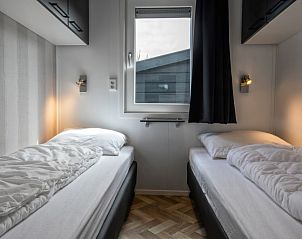 Knusse slaapkamer met twee bedden in Bregkoog vakantiehuis, gelegen in De Koog op Texel.