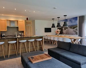 Stijlvolle binnenruimte van Villa Duyncoogh in De Koog, Texel, met een open keuken en gezellige zithoek op de Waddeneilanden.