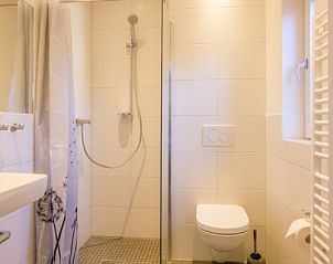 Strakke badkamer in Orchismient 51, De Koog, Texel met inloopdouche en moderne voorzieningen op de Waddeneilanden.