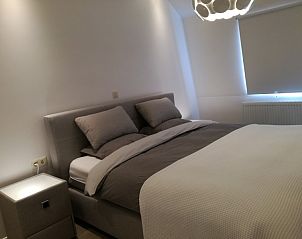 Comfortabele slaapkamer met tweepersoonsbed in THE FRONT DOOR N12, Ieper.