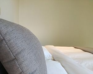 Zachte kussens in de slaapkamer van vakantiehuis THE FRONT DOOR N12, Ieper.