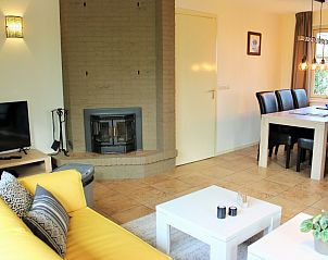 Gezellige woonkamer van 6p.Rietgedekte Vakantiehuis Eldorado Texel in De Koog, met open haard en eetruimte, ideaal voor ontspannen vakanties.