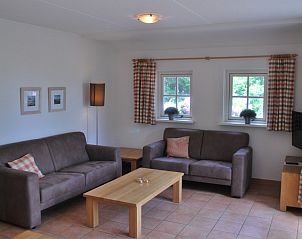 Comfortabele zithoek in De Prins vakantiehuis, Texel, ideaal voor ontspanning.