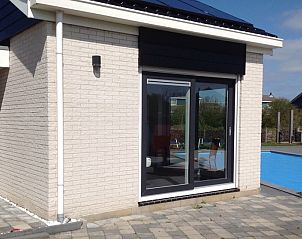 Buitenzijde van Huize 100-1, vakantiehuis in De Koog, Texel, met moderne architectuur en zwembad.