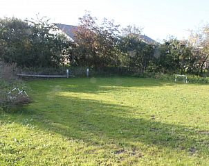 Zwembad met ligstoelen in Huize 100-1, vakantiehuis in De Koog, Texel, voor een verfrissende duik.