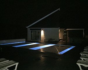 Zonovergoten terras met zwembad in Huize 100-1, vakantiehuis in De Koog, Texel, ideaal voor zomerse dagen.