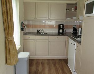 Compacte en praktische keuken van huisje 149 in De Koog, Texel, ideaal voor het bereiden van maaltijden tijdens uw vakantie.