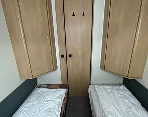 Ruime slaapkamer met opbergruimte in chalet Bayahibe, De Koog, Texel, Waddeneilanden.