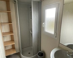 Moderne badkamer met douche in chalet Bayahibe, De Koog, Texel, Waddeneilanden.