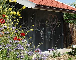 Kunstzinnige muur bij Duinrand Vakantievilla's Type 1 in De Koog, Texel.