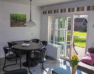 Eethoek met tuinzicht in 't Langebosch vakantiehuis, Dennenbos, Texel voor gezellige maaltijden op de Waddeneilanden.