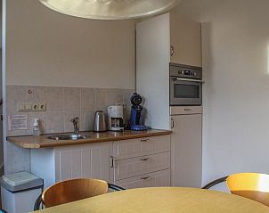 Moderne keuken in bed and breakfast de Eierdop, De Cocksdorp, Texel, met koffiezetapparaat en oven voor een comfortabel verblijf op de Waddeneilanden.