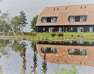 Reflectie van Groepsverblijf Nieuw Leven Texel in een vijver in Den Burg, omgeven door natuur op de Waddeneilanden.