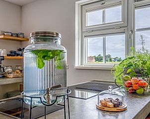 Gezellige keuken in Groepsverblijf Nieuw Leven Texel, Den Burg, met uitzicht op de natuur van de Waddeneilanden.