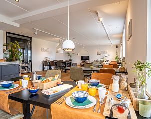 Ontbijttafel in Groepsverblijf Nieuw Leven Texel, Den Burg, met verse producten en een moderne eetruimte.