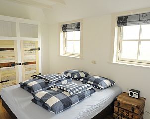 Slaapkamer in vakantiehuis Sonja, Den Hoorn, Texel met rustieke kledingkast.