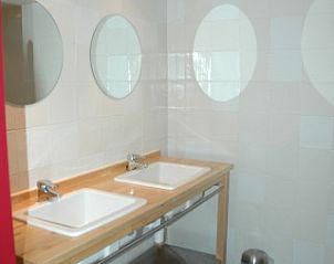 Moderne badkamer in Alexanderhoeve, Den Hoorn Texel, met dubbele wastafel en strakke inrichting, voor comfortabel verblijf op de Waddeneilanden.