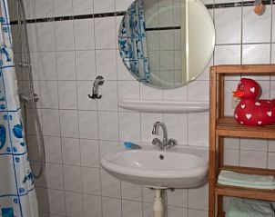 Moderne badkamer met douche in De Ark, vakantiewoning in Den Hoorn, Texel.