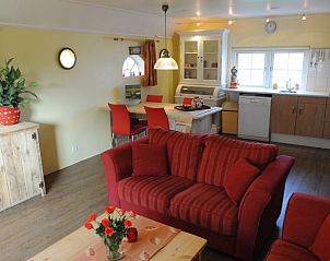 Gezellige woonkamer in Anja Hoeve Texel, Den Hoorn, vakantiehuis met comfortabele zitruimte en moderne keuken.