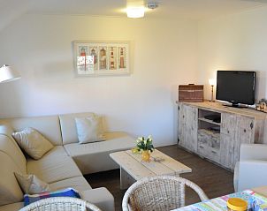 Stijlvolle zithoek in Anja Hoeve Texel, Den Hoorn, vakantiehuis met lichte inrichting en comfortabele banken.