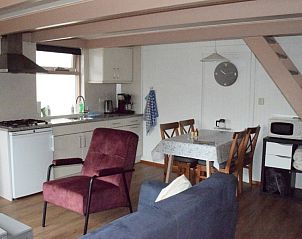 Gezellige keuken en eetruimte in 't Achterhuis vakantiehuis, Oudeschild, Texel.