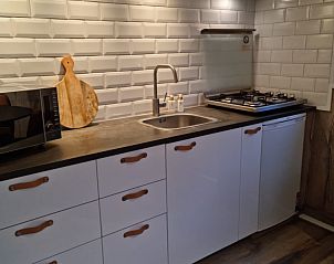 Stijlvolle keuken in Bruinverhuurt Oudeschild, vakantiehuis op Texel, voorzien van moderne apparatuur en strakke afwerking.