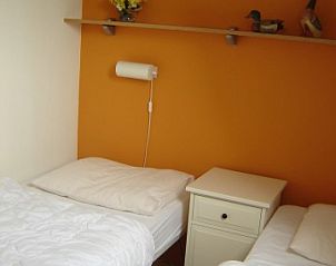 Tweede slaapkamer in Bungalowpark Gortersmient, Texel, biedt een warme en uitnodigende sfeer in het Dennenbos.