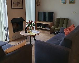 Comfortabele zithoek in Alkema bungalowverhuur Gortersmient, Texel, met open haard.