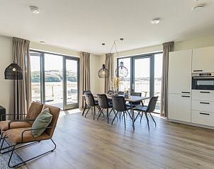 Gezellige woonkamer in Rovershut - Familiehuis 1, een vakantiehuis in Dennenbos, Texel, met uitzicht op de natuur van de Waddeneilanden.