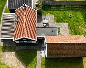 Bovenaanzicht van Het Rge Landje vakantiehuis in Dennenbos Texel met ruime tuin.