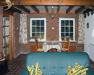 Knusse eetkamer in Het Rge Landje vakantiehuis Dennenbos Texel met houten balkenplafond.