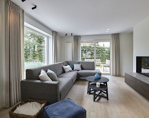 Gezellige zithoek van Vakantievilla Marie-Arthur, Koksijde-bad, Belgische kust, met uitzicht op de tuin.