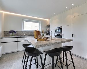 Moderne keuken van Vakantievilla Marie-Arthur in Koksijde-bad, Belgische kust, met eiland en hoogwaardige apparatuur.